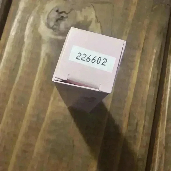 Kylie Cosmetics Matte Liquid Lipstick - Amour Bay 820 - Picture 4 of 4